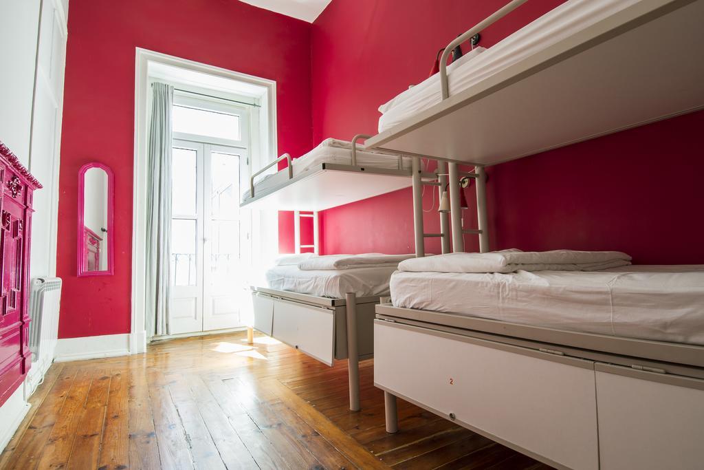 Cama en habitación compartida masculina de 4 camas